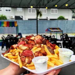 Porção Batata 1kg -  Tira de Alcatra, Frango, Bacon em Cubos e Calabresa