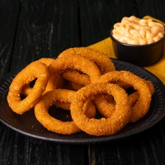 Anéis de cebola empanada + molho