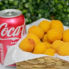 25 unidades de Bolinha de Queijo + Coca Lata