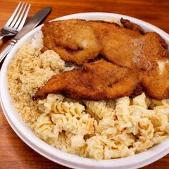 File De Frango Empanado Ou Grelhado Com Salada De Macarrão