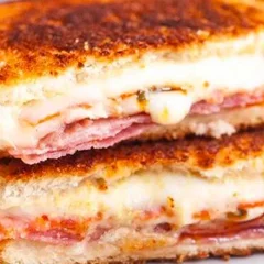 Sanduíche | Misto Quente Tradicional bem Recheado com Queijo e Presunto