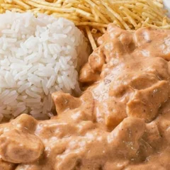 Estrogonofe de Frango com Arroz Branco e Batata Palha