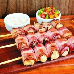 Espeto de medalhão de frango (bacon com frango)