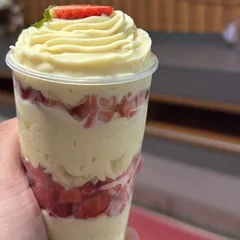 Copo da felicidade - ninho duplo com morango 300ml