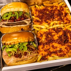 Combo 2 X-Tudo Completões + Fritas com Cheddar e Bacon + 2 Mini Brownies Grátis