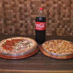 Combo Casal: 1 Pizza Salgada + 1 Broto Doce + 1 Refrigerante 2L grátis