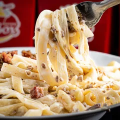 Talharim Ao Molho Branco Com Carne, Calabresa e Mussarela