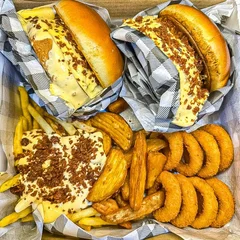 2 Cheddar Blast + 1 fritas P com cheddar e bacon + 1 fritas Rústica P+ 1 porção Onion Ring