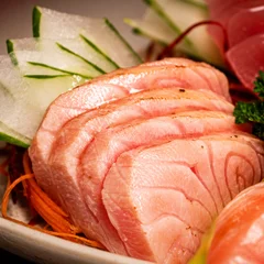 5 peças de sashimi de Salmão flambado com flor de sal