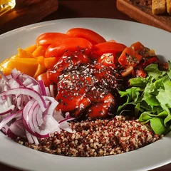 Salada Poke Havaiana | Salada Com Salmão, Quinoa, Legumes Assados, Manga, Tomate