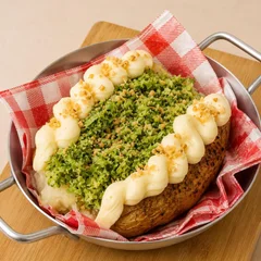 Batata Recheada Brócolis + Alho Frito