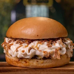 Crispy Chilli - Pão Brioche,  Burguer 200G, Maionese da casa, Cream Cheese e Geleia de Pimenta.
