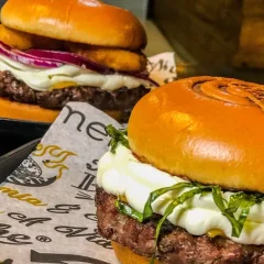 Combo - Os 2 Favoritos + Fritas + 2 Bebidas