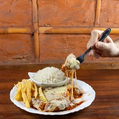 Parmegiana de Frango com Arroz e Fritas
