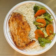 Frango Grelhado & Legumes + R$ 18,99 leve outra marmitex