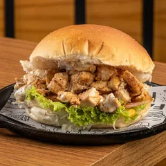 Burger X-Galinha: Frango Picado, Queijo, Salada e Molho Especial