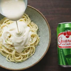 Macarrão ao Molho de Queijos + Guaraná Lata