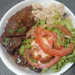 CARNE DE PANELA COM ARROZ, FEIJÃO E FAROFA