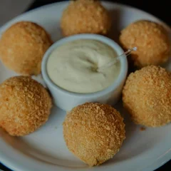 Bolinho Catupiry com Carne seca(acompanha molho)