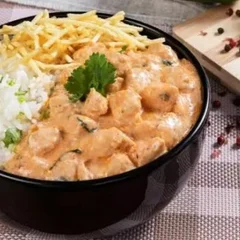 REFEIÇÃO STROGONOFF DE FRANGO