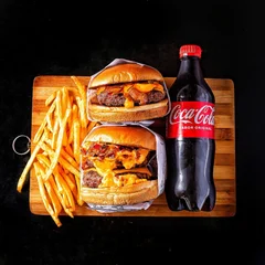 Promoção com 2 Burguers +  2 batatas e Coca-Cola 600ml