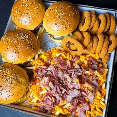Combo Familía 2: 4 Lanches + 500g De Fritas Com Cheddar e Bacon + 15 Onion Rings