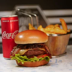 1 Burguer + 1 Batata + 1 Refri Lata