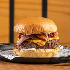 Burger Zé Bacon: Pão Brioche, Bife 180g, Duplo Cheddar, Bacon e Molho Especial