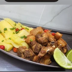 PORÇÃO COSTELINHA SUINA C/ MANDIOCA