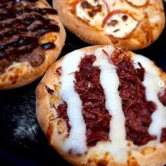 Esfiha de Carne Seca com Cream Cheese