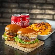 Combo casal artesanal - 2 X Salada + Batata Cheddar  + 2 Coca - Cola Lata 220 Ml