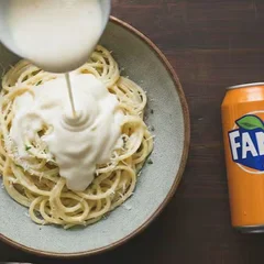 Macarrão ao Molho de Queijos + Fanta Lata