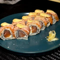 Uramaki Salmão Especial Omelete Trufado (10 peças)