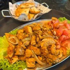 Porção de Frango (Salada, Cebola e Torradas)