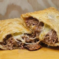 Pastel de Costelinha com Queijo e Barbecue