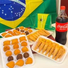 Combo Super Copa (100 salgadinhos, 50 canudinhos, 2 Coca-Cola 2l)