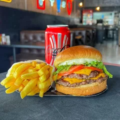 Big Smash Salada + lata Coca Zero & Fritas + R$ 19,99 leve outro burger