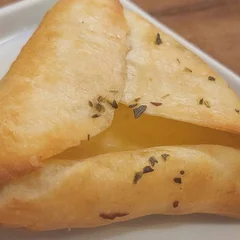 Salgado - Esfiha de Queijo - Simplismente uma delicia ! ( Serve 1 Pessoa )