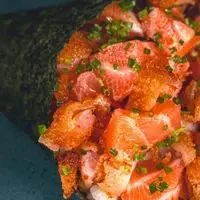 Temaki salmão ebi chilli 