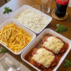 Parmegiana Frango serve 2 + Coca cola Parmegiana de Frango + arroz branco e fritas e Coca 1,51,5