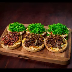 Combo acebolados (1 Xis calabresa, 1 xis nobre, 1 xis coração, todos acebolados)