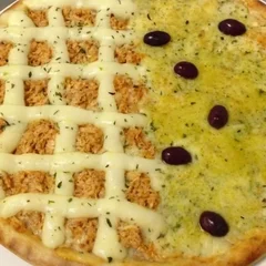 Pizza Meia Frango com Catupiry & Meia Quatro Queijos c/gorgozola+ Coca-Cola 1l