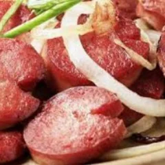 Quentinha Linguiça calabresa acebolada