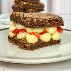 Sanduíche de brownie ninho c/ morango