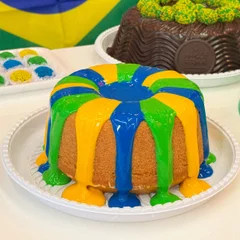 Bolo Caseiro Leite P C/ Calda Leite Ninho (Decorado com Cores do Brasil)