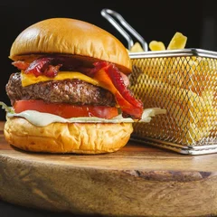 Hambúrguer Classico + Batata Frita Grátis.