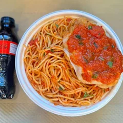 Espaguete & Parmegiana Frango + Coca Zero Pet + R$ 18,99 leve outra marmitex