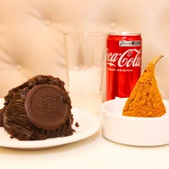 Combo (Unha, Fatia Bolo Deuses e Coca-Cola)