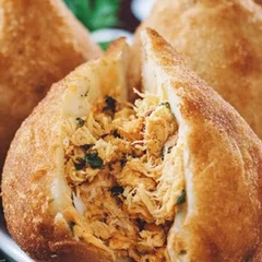 Porção de 20 mini coxinhas.