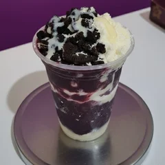 Açai no copo de 400ml com Oreo, leite em pó, leite condensado